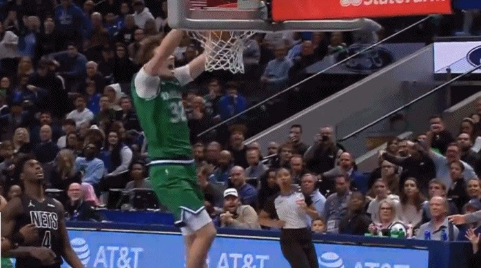 球迷首选-年轻气盛！克里斯蒂单手甩传很写意 弗拉格双手重扣打停篮网