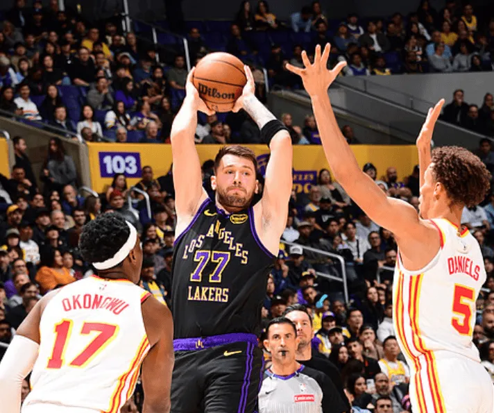 湖人目前三分16中9领先老鹰16分，昨日全队三分36中8仅22%