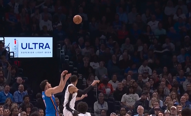 让你看看什么是DPOY！文班轻跳送上大帽 轻松扇飞切特干拔三分